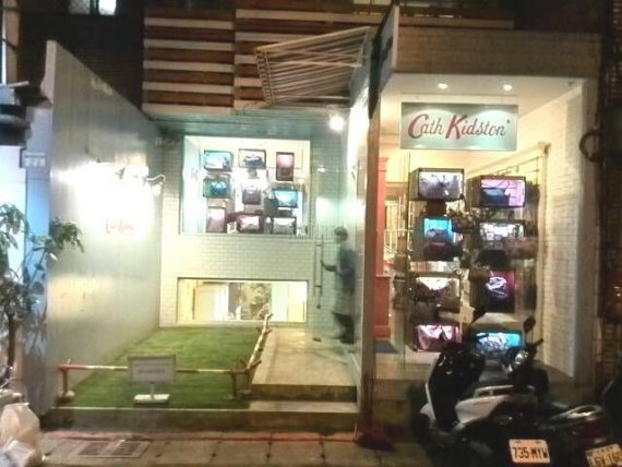 台北市名牌商店前人工草景觀