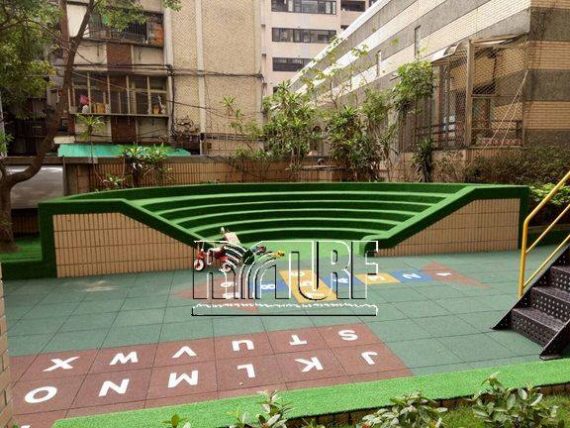 新北市板橋區潤泰台北新大陸社區人工草遊戲區及景觀