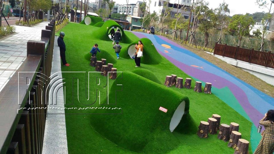 新竹縣竹東鎮台泥公園人工草兒童遊戲區